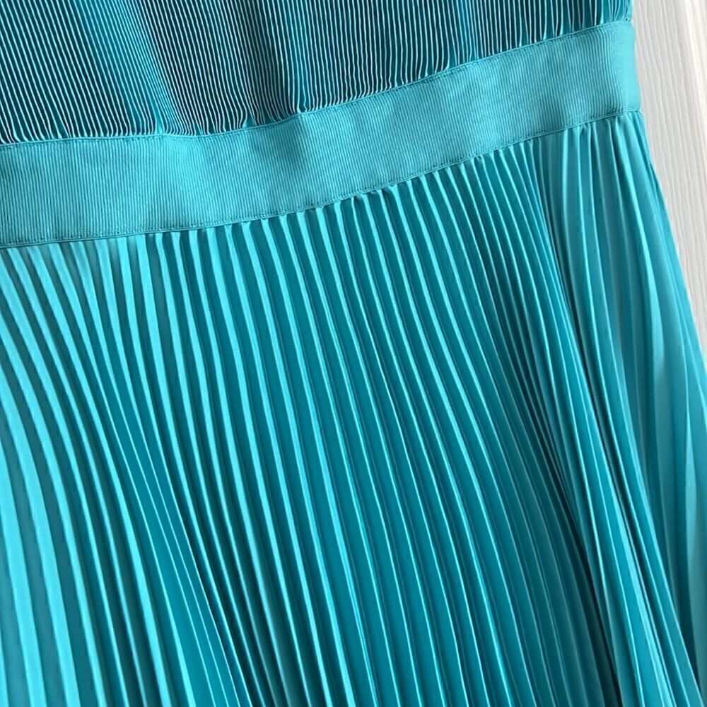 Alice + Olivia Joleen Pleated V-Neck Midi Dress - Picture 8 of 16